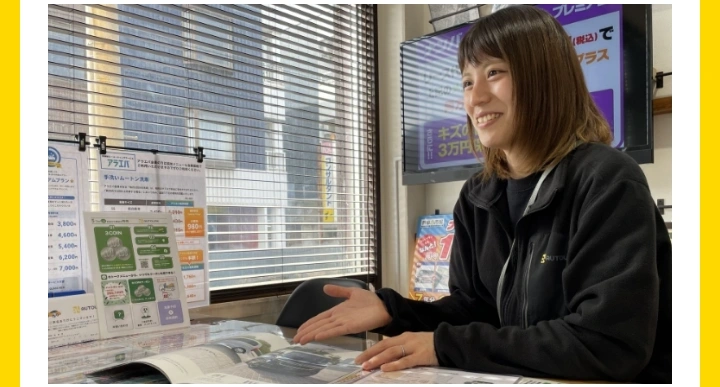 お客様にお車のご案内をしているオートリンクスタッフ